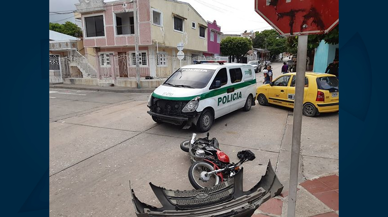 Así quedaron la motocicleta y la patrulla de la Policía tras el accidente.