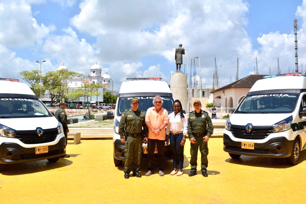 El Alcalde Joao Herrera y la Secretaria de Gobierno, Josefa Cassiani, entregando los vehículos.