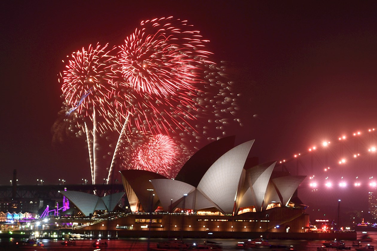 Tradicional espectáculo de fuegos artificiales en el puerto de Sidney como parte de las celebraciones del Nuevo Año en Australia