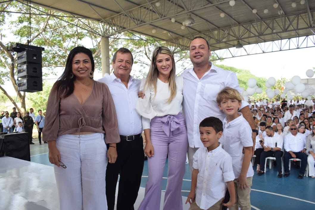 Con su esposa Claudia Muñoz, los hijos, su padre José Vargas y Jans de Vargas.