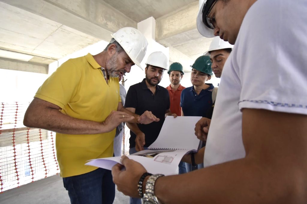El Alcalde Jaime Pumarejo revisando los planos del proyecto.
