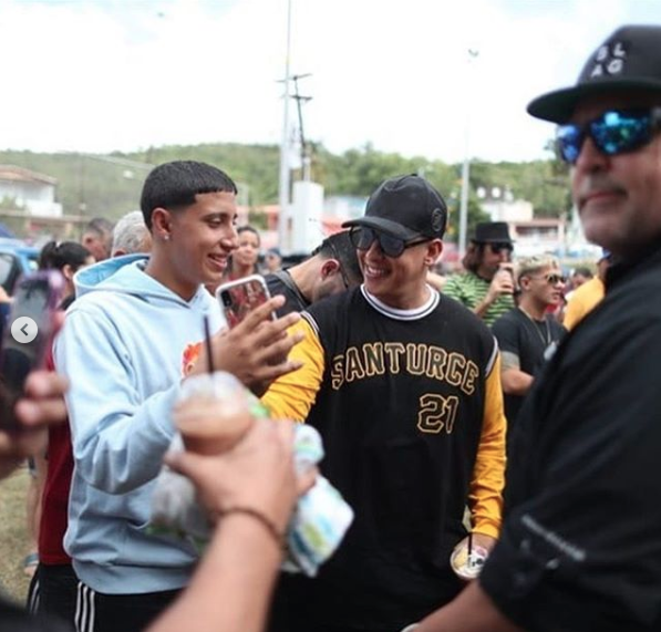 Daddy Yankee tomándose fotos con un fanático.
