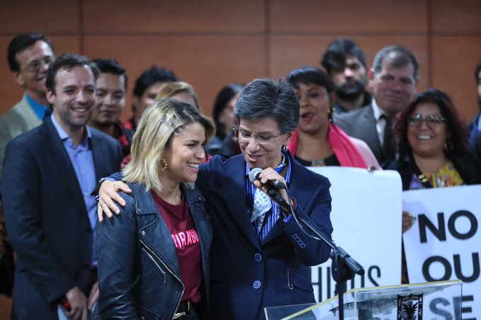 La cantante Adriana Lucía y la Alcaldesa de Bogotá, Claudia López.
