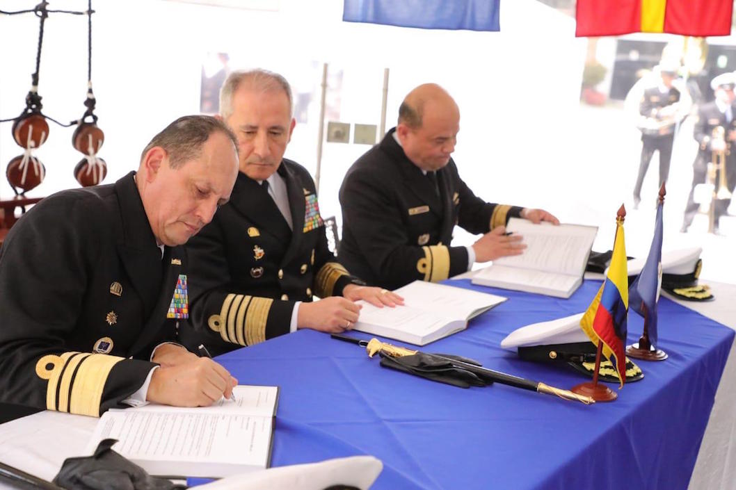 El Director saliente Vicealmirante Juan Manuel Soltau, el Comandante de la Armada, Almirante Evelio Ramírez Gáfaro y el entrante Contralmirante Juan Francisco Herrera Leal.