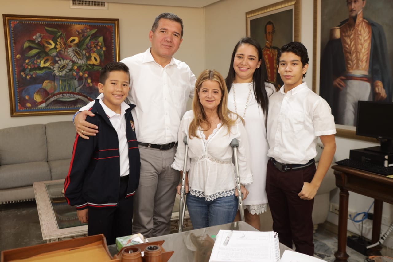 Julio César Novoa junto a sus hijos, Julio Mario y Luis Gabriel Novoa Arrieta, esposa Karen Arrieta Cabrera y la Gobernadora del Atlántico, Elsa Noguera.