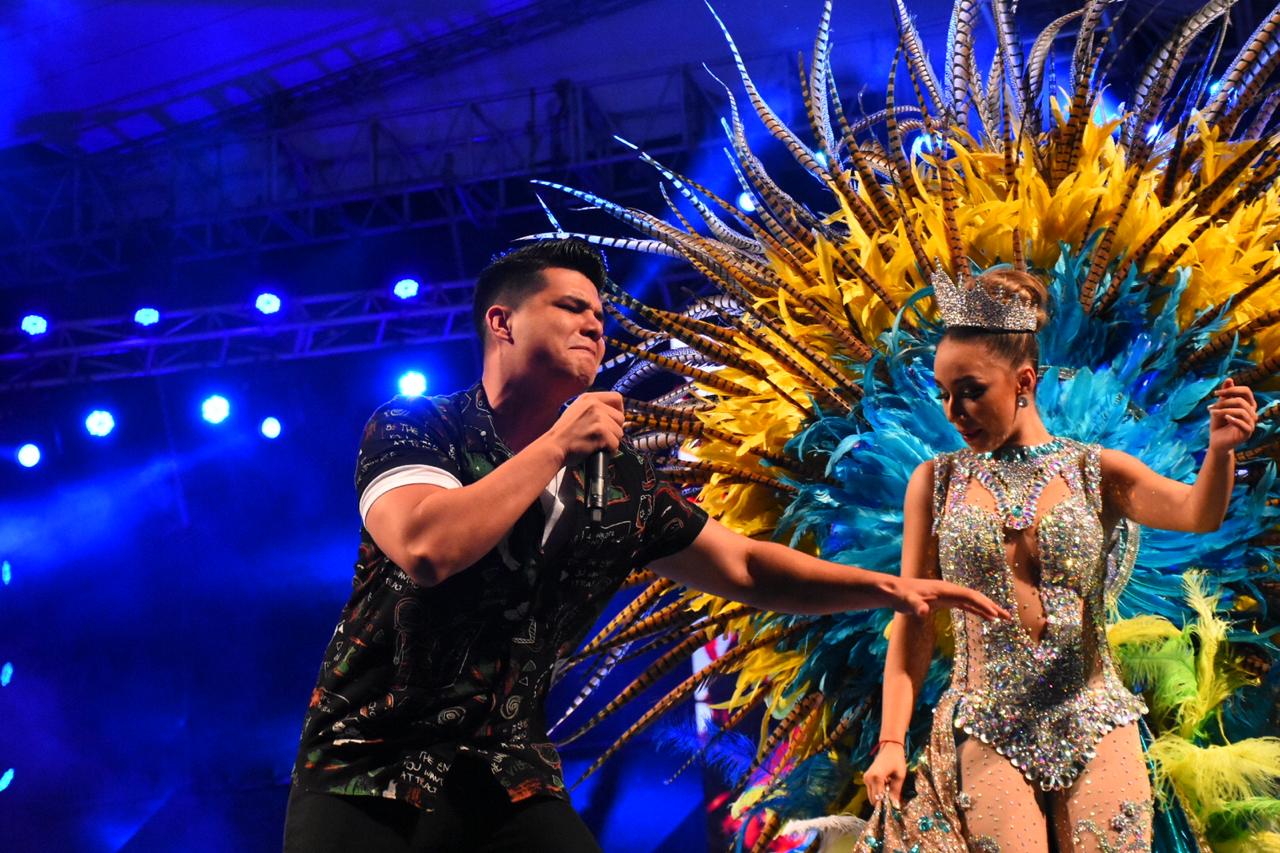 Jonathan 'El Meke' y la Reina del Carnaval de la 44, Andrea Henríquez.