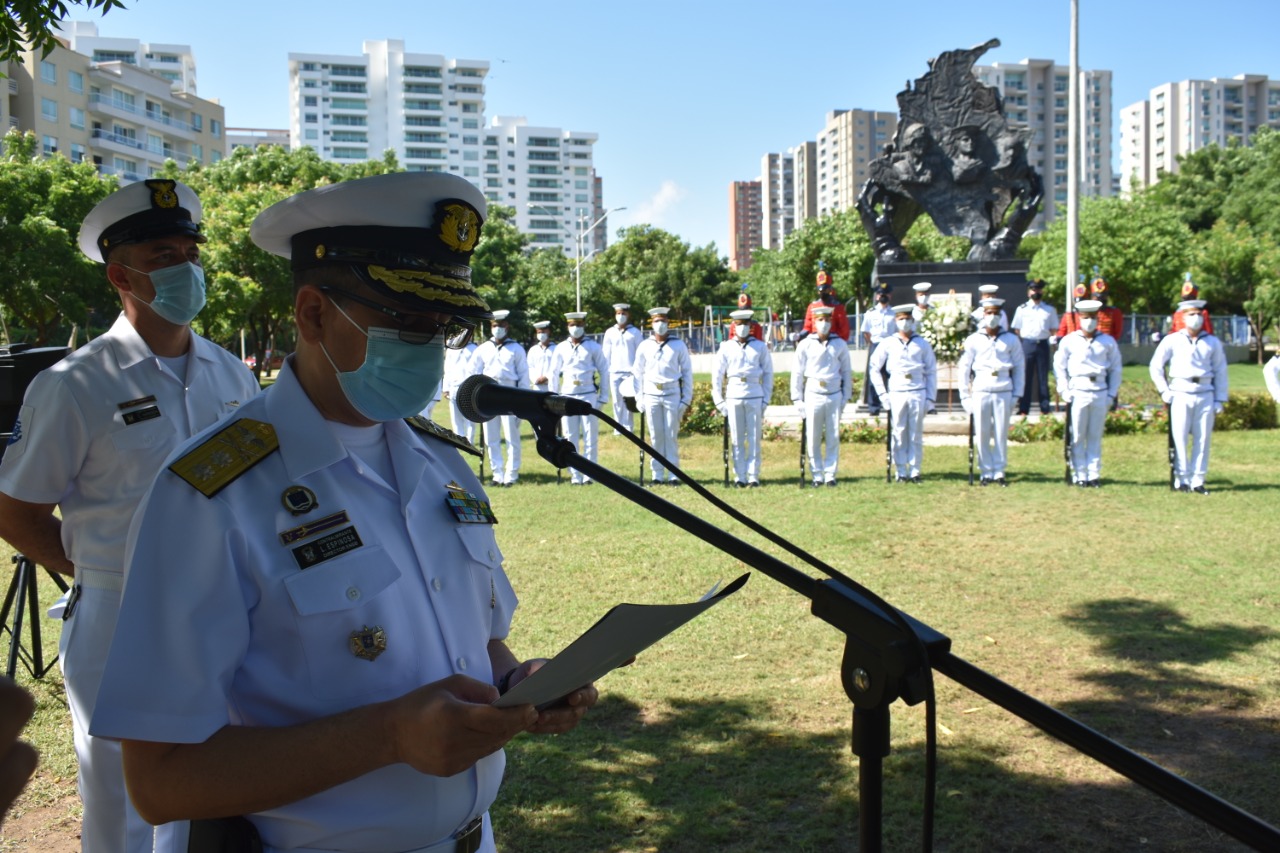 El Director de la Escuela Naval de Suboficiales ARC "Barranquilla", Contralmirante León Ernesto Espinosa Torres.