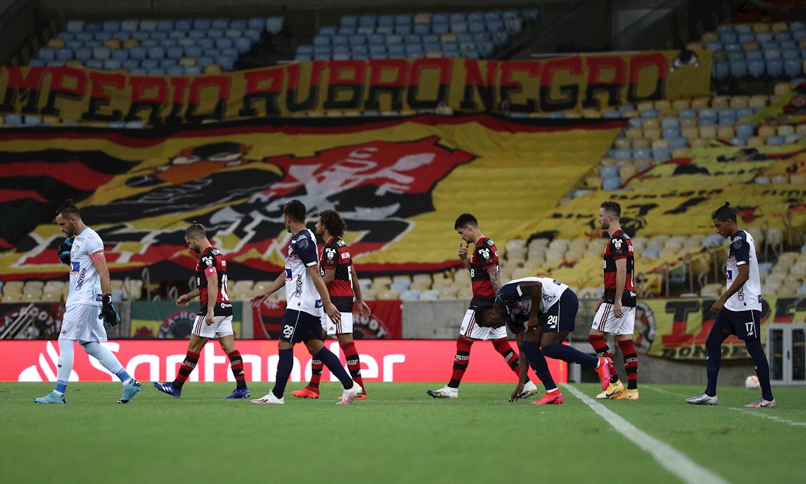 Jugadores de Flamengo y Junior ingresan al campo