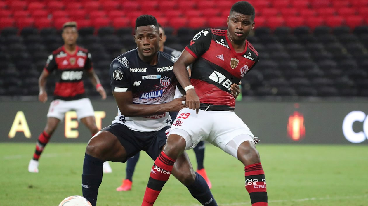 El jugador Lincoln Correa de Flamengo disputa un balón con Dany Rosero de Junior