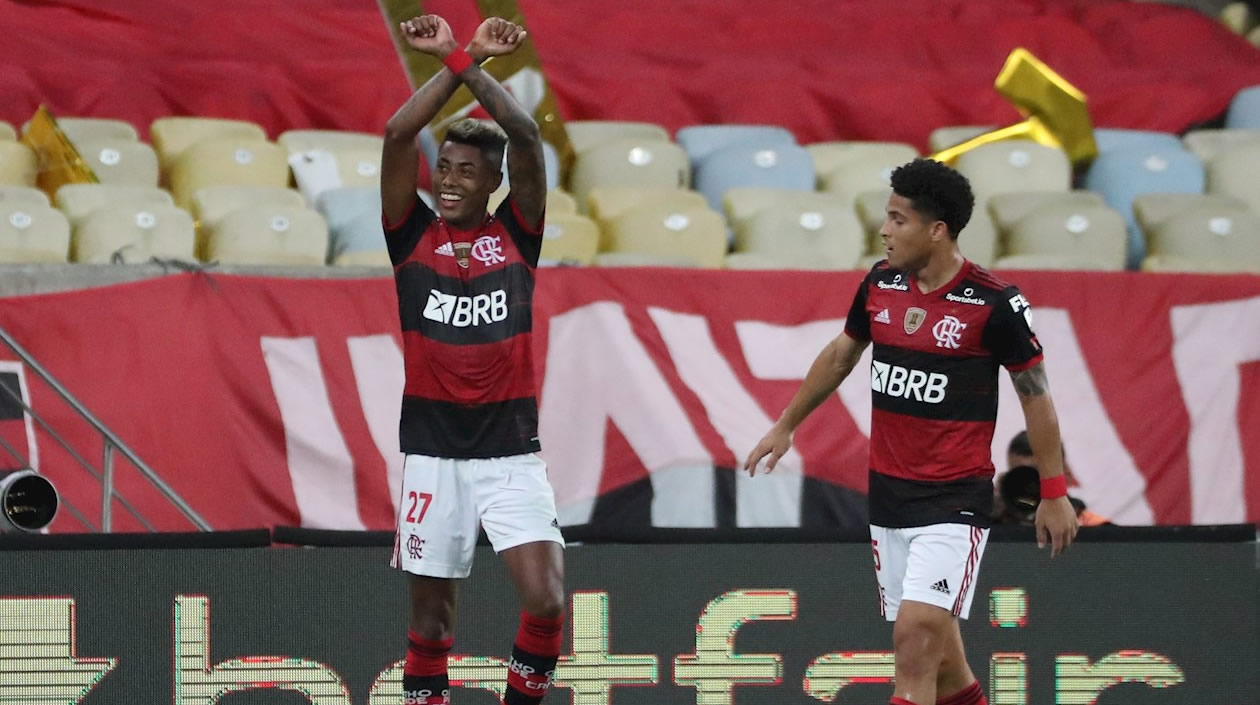 El jugador Bruno Henrique (d) de Flamengo celebra un gol