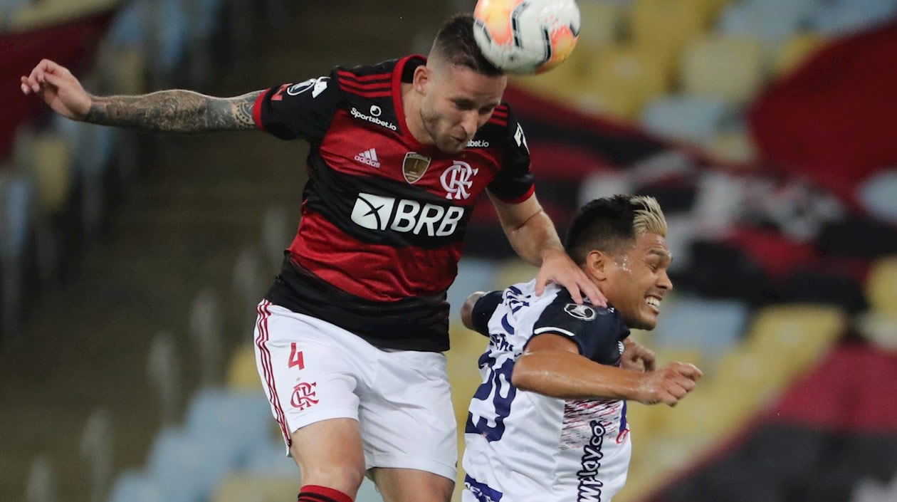 El jugador Leonardo Pereira de Flamengo disputa un balón con Teofilo Gutíerrez