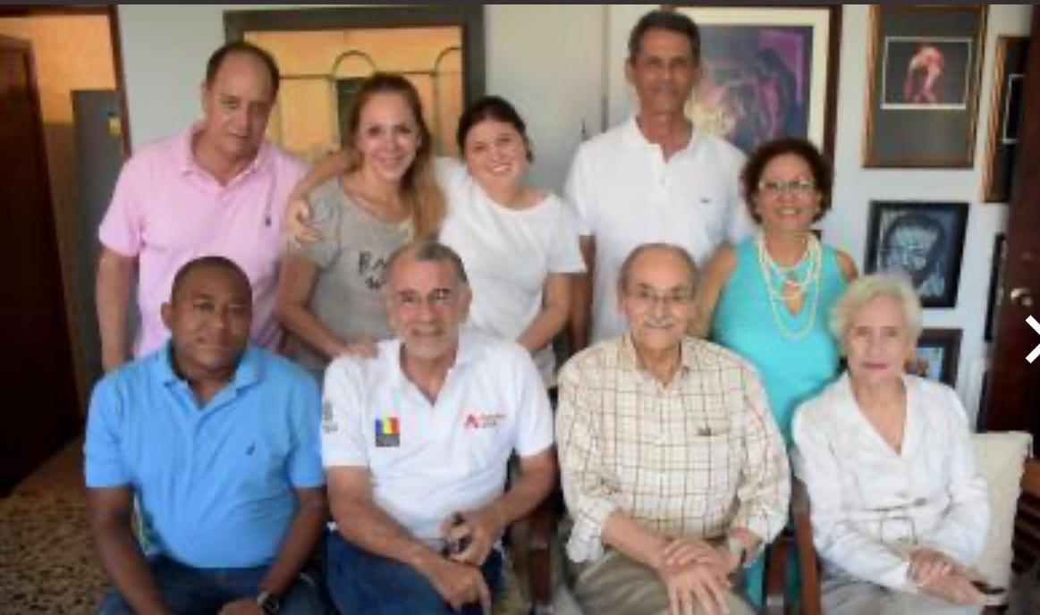 Horacio Serpa con un grupo de amigos en Barranquilla.