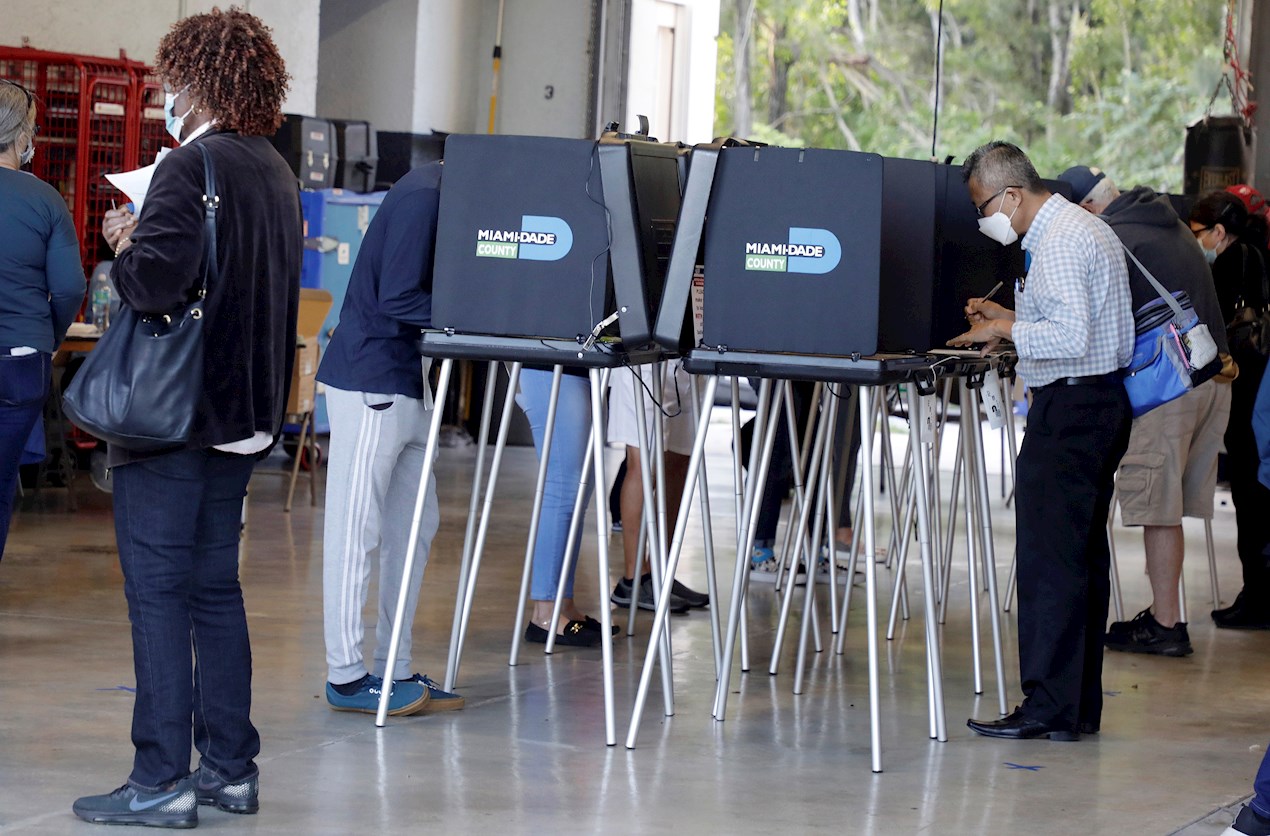 Los votantes llenan sus boletas en un lugar de votación en una estación de bomberos en Miami, Florida, EE. UU.