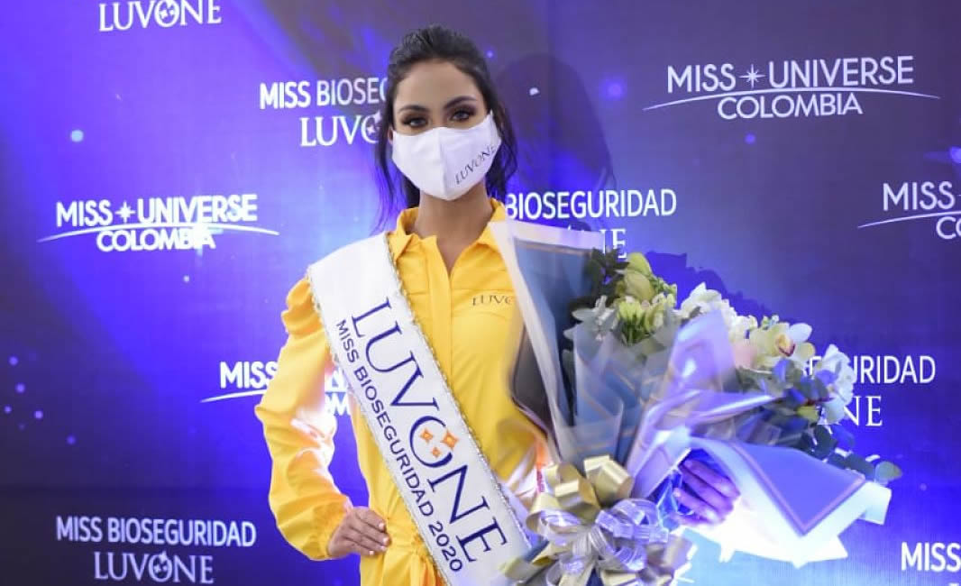 Juliana Franco al ser elegida Miss bioseguridad.
