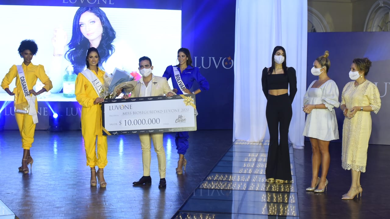 Juliana Franco recibe su premio como Miss bioseguridad.