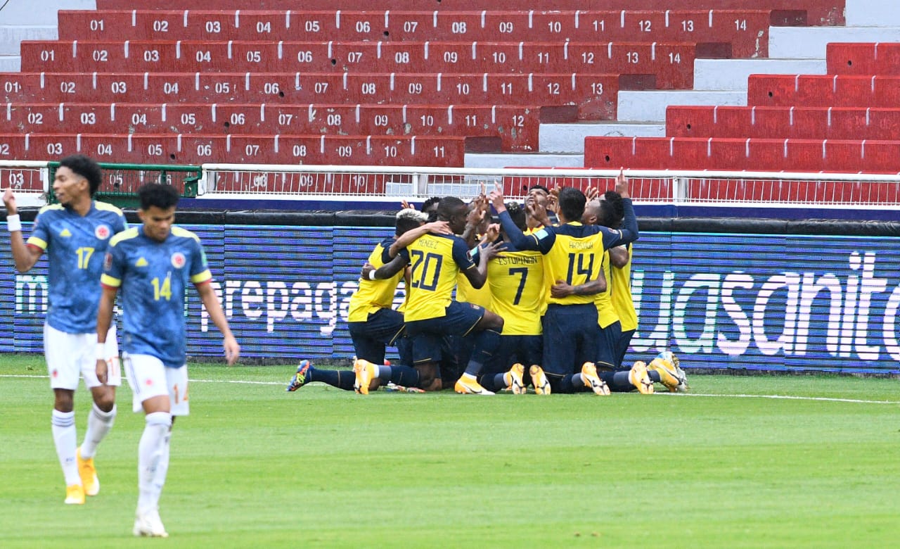 Jugadores ecuatorianos celebrando la apertura del marcador.