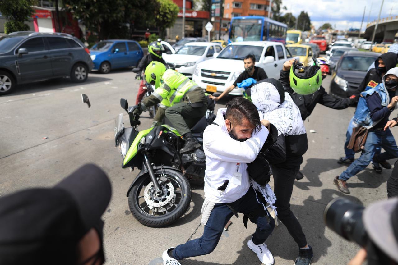 Así atacaron a un policía durante las protestas de este sábado en Bogotá.