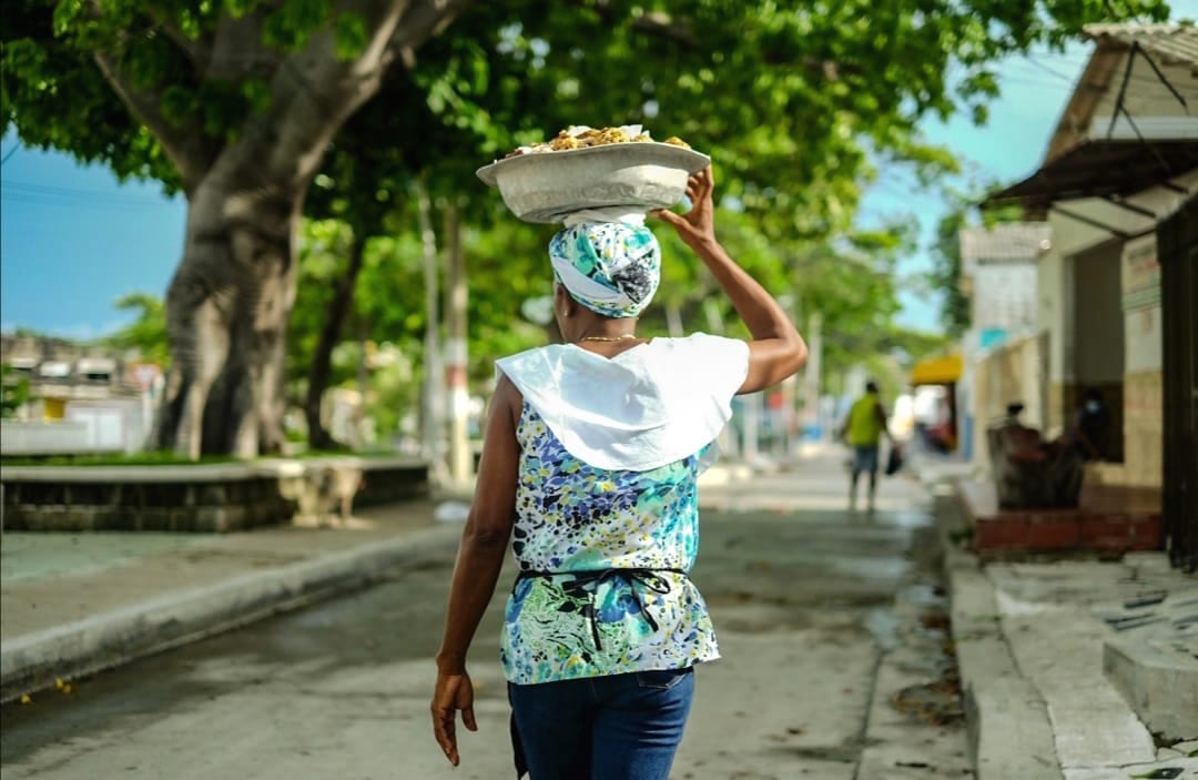 Una vendedora recorriendo las calles del tradicional sector barranquillero.