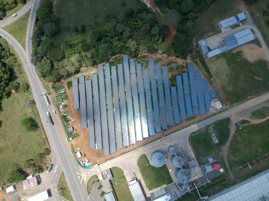Panorámica de la granja de energía solar.