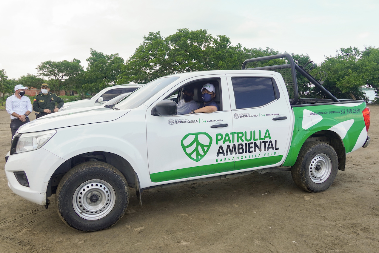 El alcalde Jaime Pumarejo en una de las patrullas ambientales.