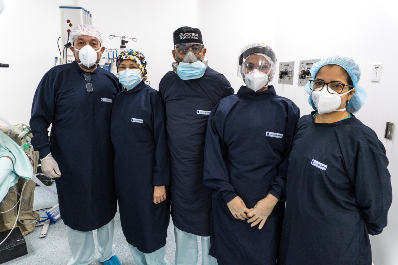 El Dr Antonio Ballestas con su equipo de trabajo después de la exitosa cirugía en la Clínica Iberoamèrica