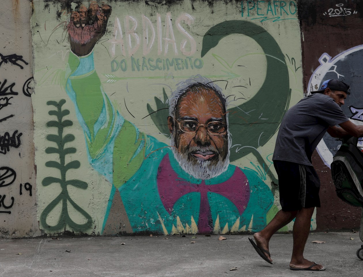 Fotografía tomada el 23 de noviembre que muestra la pintura del senador brasileño, Abdías Nascimento (1914-2011), próximo a la favela de Mangueira en Río de Janeiro.