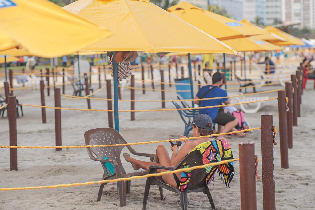Con bioseguridad, los usuarios disfrutan de la playa en Bocagrande.