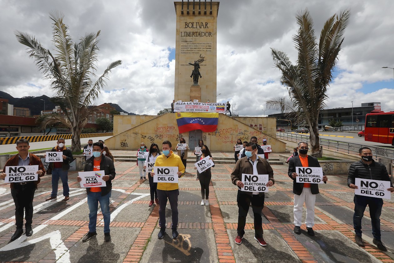Un grupo de venezolanos protestó en Bogotá contra las elecciones que se llevan a cabo en su país. 