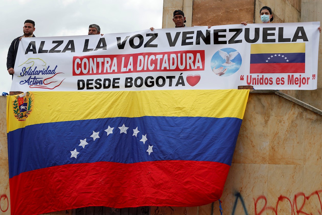 Decenas de venezolanos se plantaron este domingo frente al Monumento a Los Héroes en Bogotá para rechazar las elecciones legislativas.
