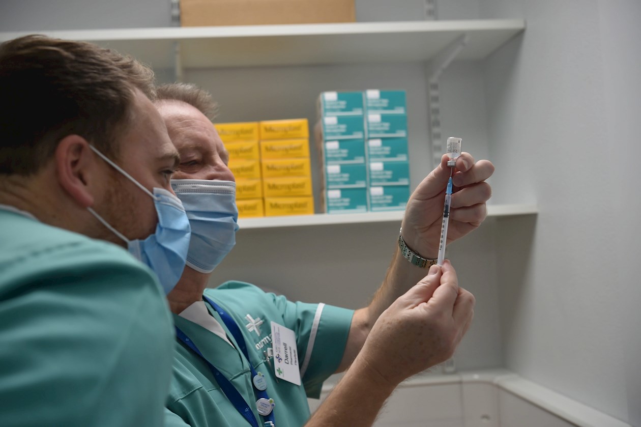 El personal médico se prepara para administrar las inyecciones de la vacuna Pfizer / BioNTech Covid-19 en un centro de vacunación en Cardiff, Gran Bretaña, el 8 de diciembre de 2020. 