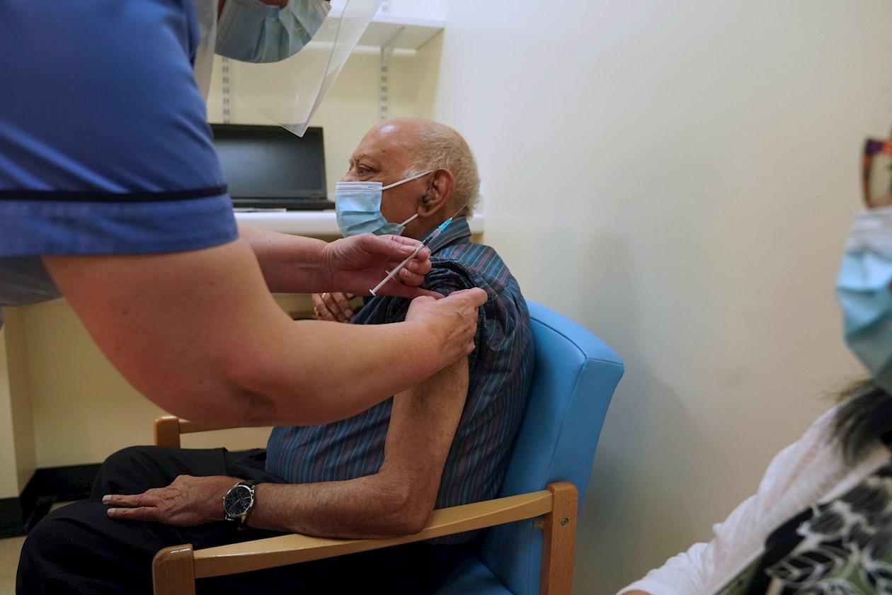 Hari Shukla, de 87 años, recibe la primera de dos vacunas Pfizer / BioNTech Covid-19 en la Royal Victoria Infirmary en Newcastle, Gran Bretaña, el 8 de diciembre de 2020.