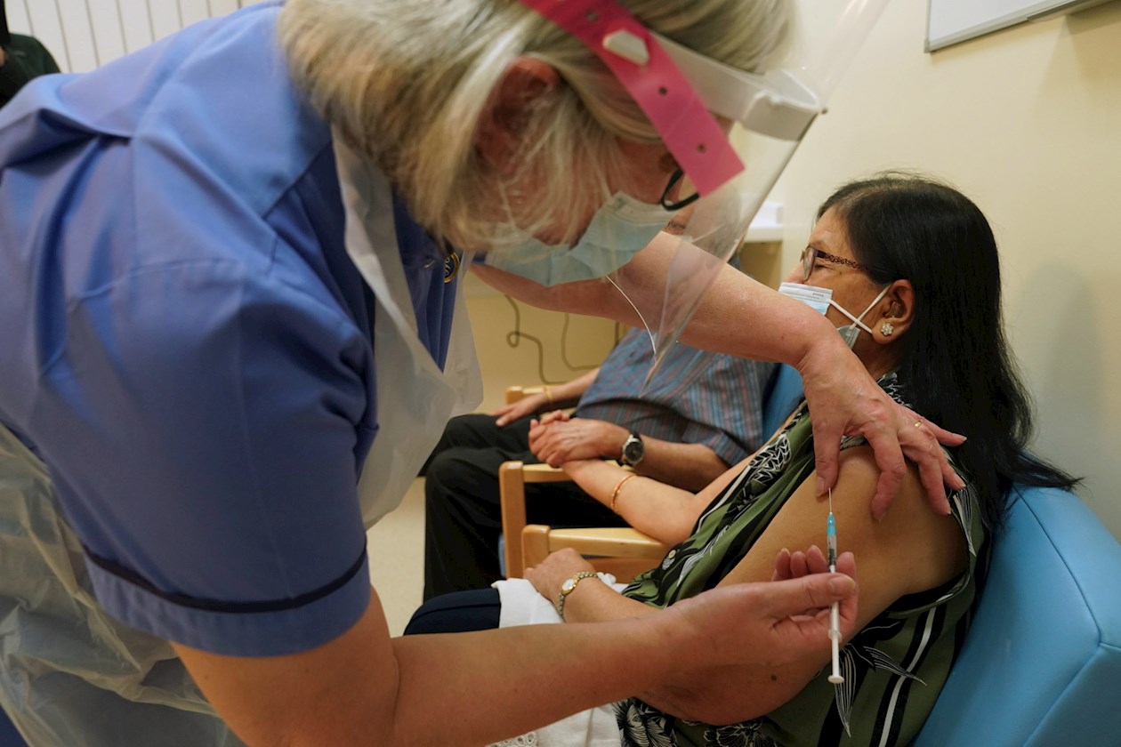 Ranjan Shukla, acompañada por su esposo, el Dr. Hari Shukla, recibe la primera de dos inyecciones de vacuna Pfizer / BioNTech Covid-19, administradas por la enfermera jubilada Suzanne Medows, en la Royal Victoria Infirmary en Newcastley, Gran Bretaña, el 8 de diciembre de 2020.