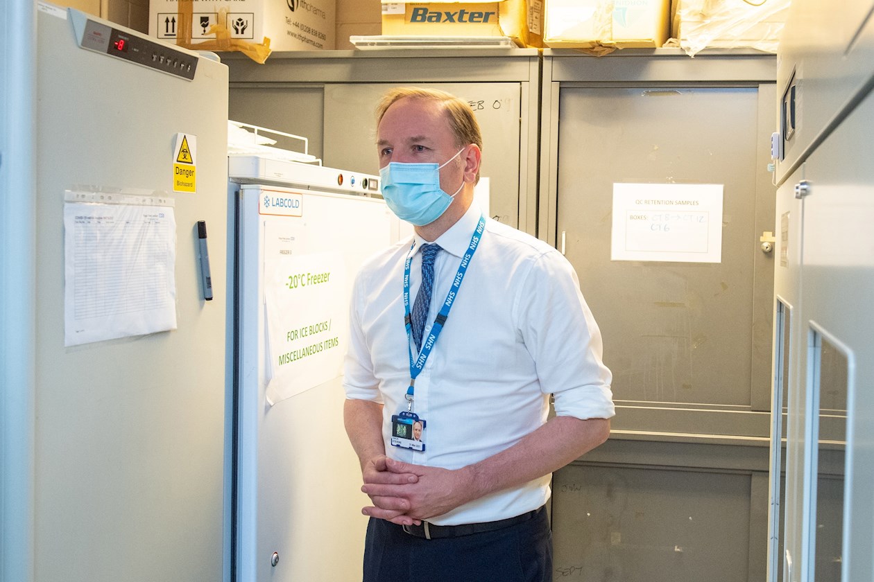 Sir Simon Stevens, director ejecutivo del Servicio Nacional de Salud en Inglaterra, en el Royal Free Hospital de Londres para ver los preparativos y conocer al personal que comenzará el programa de vacunación contra el coronavirus a partir de este martes en Londres, Gran Bretaña.