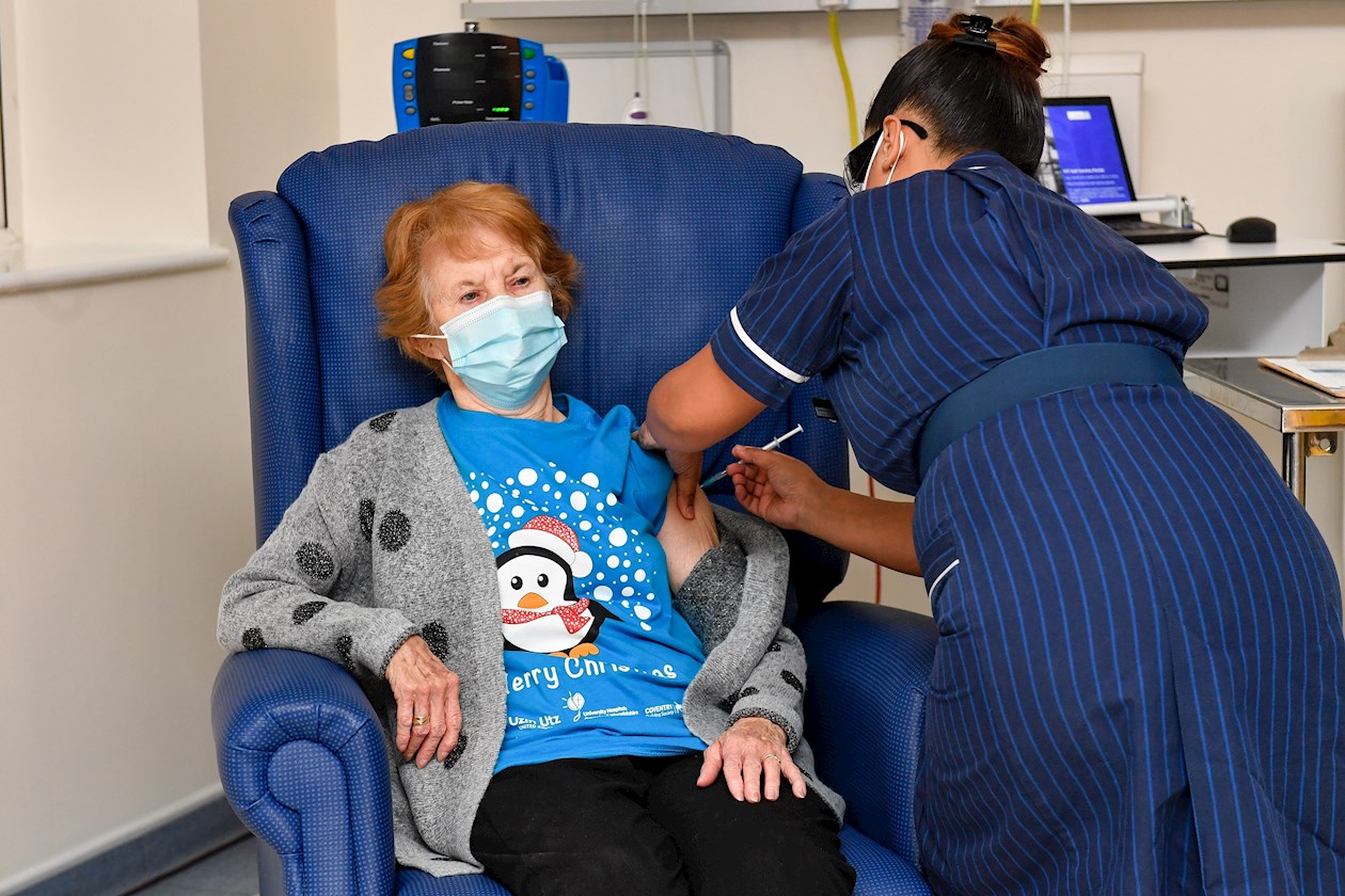 Una mujer recibe la primera de dos inyecciones de vacuna Pfizer / BioNTech Covid-19 en un centro de vacunación en Cardiff, Gran Bretaña, el 8 de diciembre de 2020.
