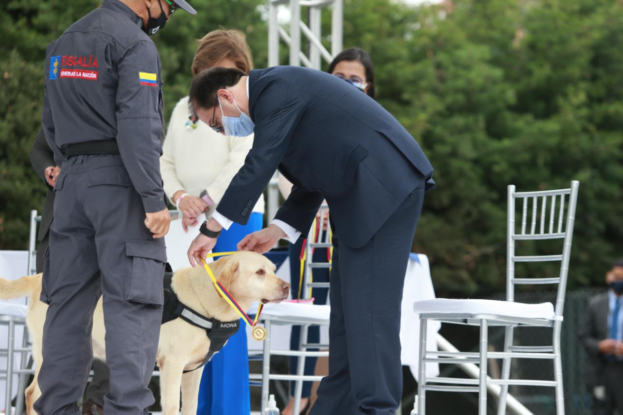El fiscal Francisco Barbosa durante el acto de homenaje a 15 héroes caninos.