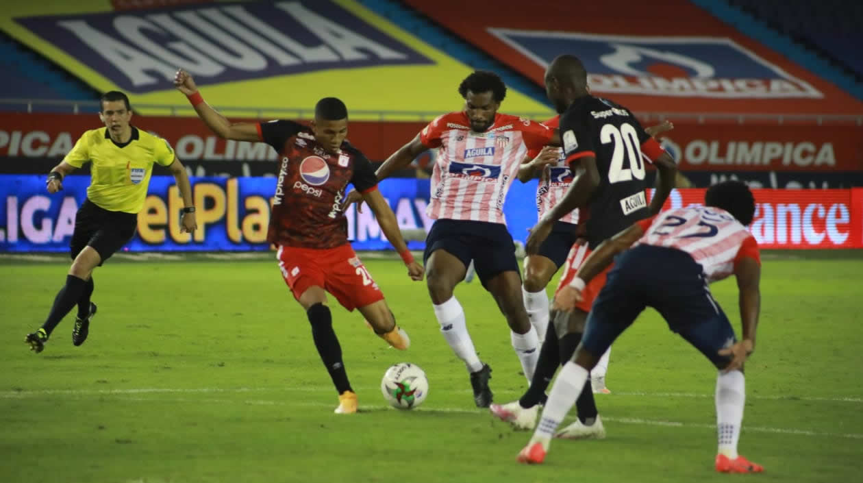 Didier Moreno frenando una ofensiva de los visitantes.