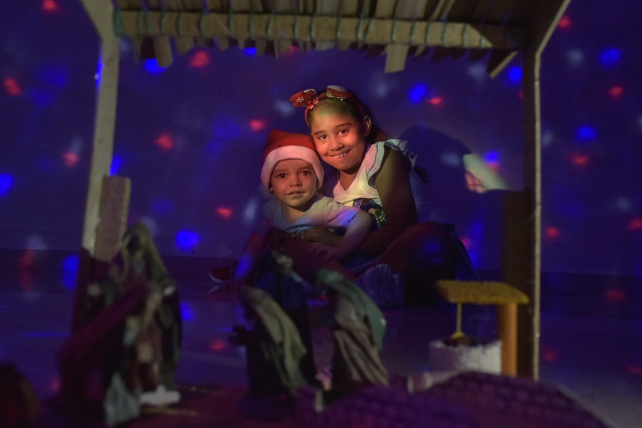 Mayra Sofia De La Hoz Troya y Robbie Joshua Escobar Manjarres en tierna imagen navideña.