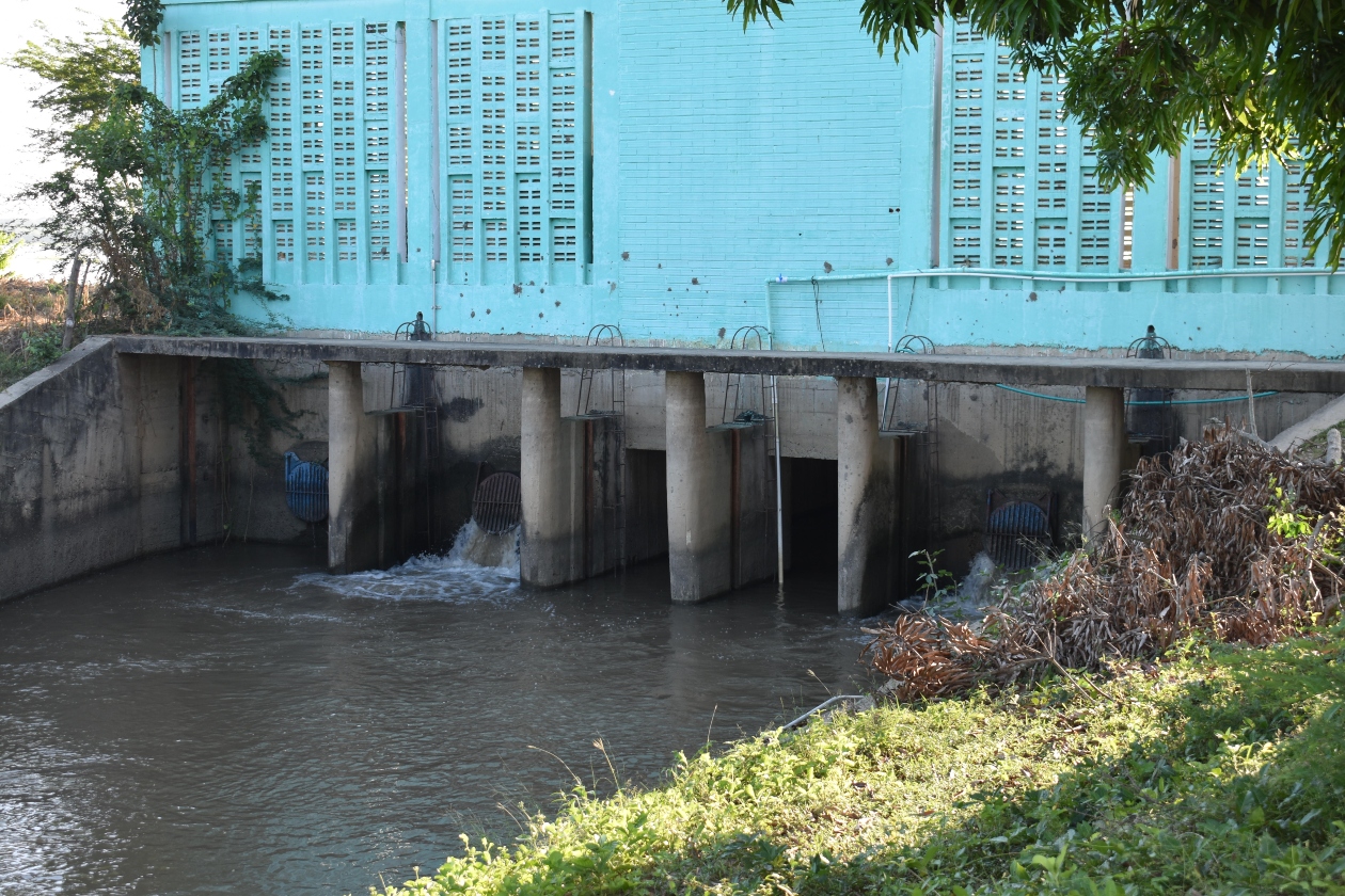 El agua del río Magdalena entra al canal de San Pedrito, pero las tapas de las válvulas están dañadas. En el distrito hay 6 bombas y motores fuera de servicio, denuncian los usuarios.