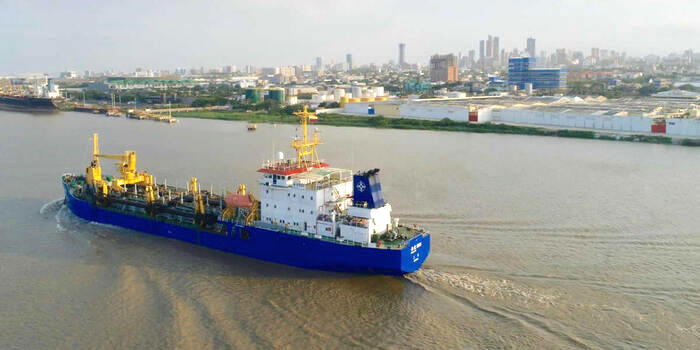 La fracasada draga china en el canal de acceso al puerto de Barranquilla.