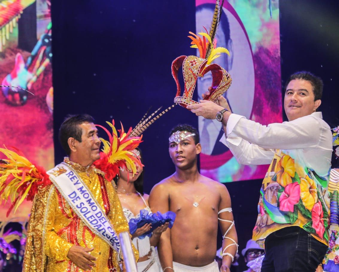 Jorge Osorio en medio de su coronación como Rey Momo del Carnaval de Soledad 2020.