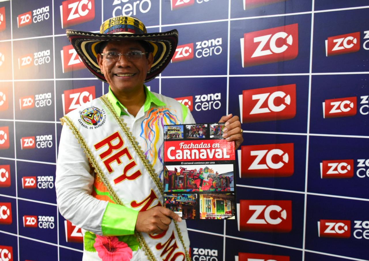 El Rey Momo Alcides Romero enseñando su libro 'Fachadas en Carnaval'.