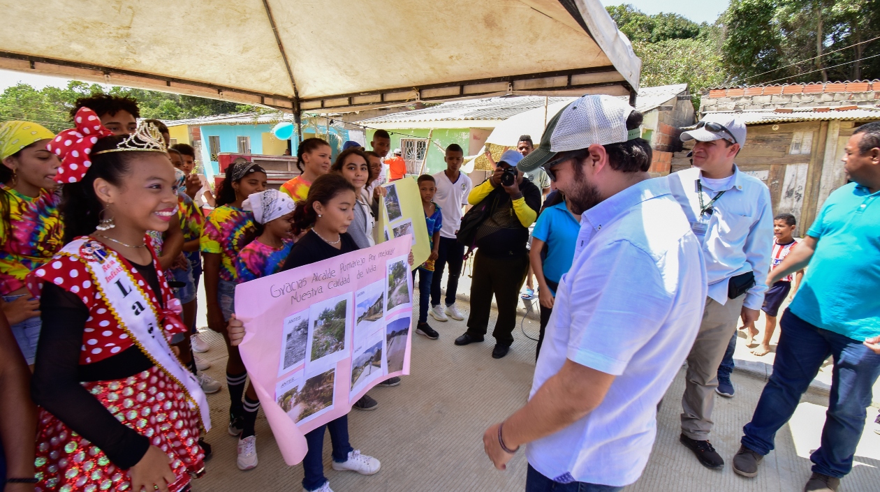 El Alcalde de Barranquilla, Jaime Pumarejo, junto a los niños del barrio La Sierrita.