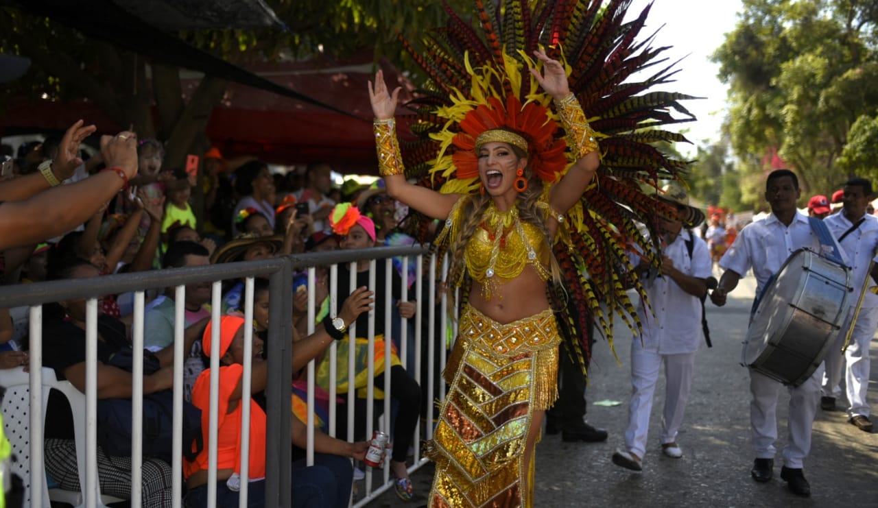 La Reina Isabella Chams desfilando en el Carnaval de los Niños.