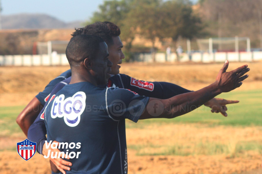 Teófilo Gutiérrez y Carmelo Valencia, sonrientes en el último entrenamiento de Junior antes de viajar a Ibagué.
