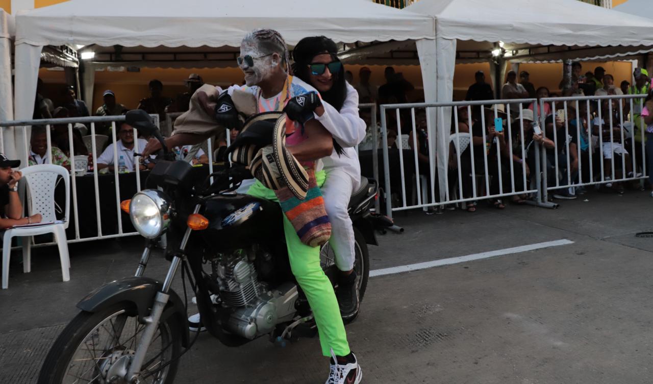 La 'Aida Merlano' del Carnaval se fuga en una moto.