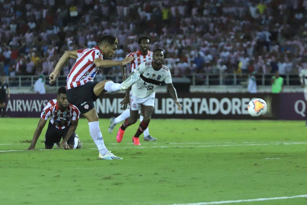 Teófilo Gutiérrez desperdicia la más clara oportunidad de gol en el primer tiempo.