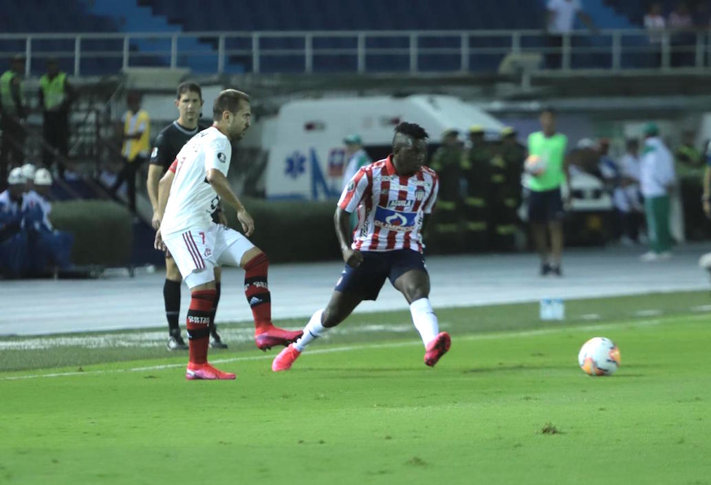 Edwuin Cetré enfrentando la marca del capitán Everton Ribeiro.