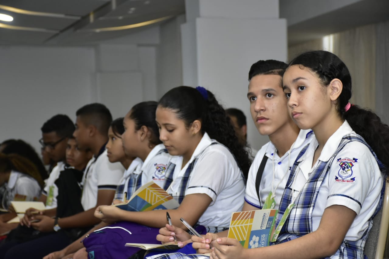 Estudiantes de 10 instituciones educativas de Barranquilla iniciaron desde el mes de febrero una jornada de capacitación introductoria para conocer la labor del BID.