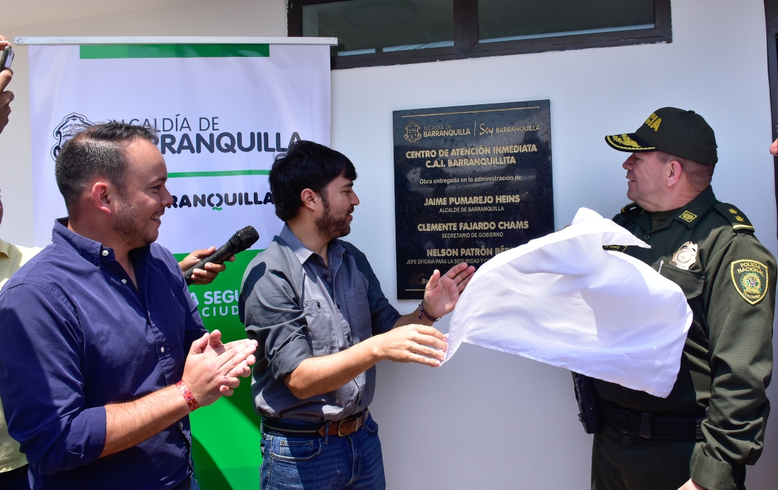 El Jefe de la Oficina para la Seguridad y Convivencia Ciudadana, Nelson Patrón; el Alcalde de Barranquilla, Jaime Pumarejo y el comandante de la Policía Metropolitana de Barranquilla, general Ricardo Alarcón.