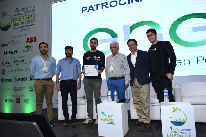 Entrega de reconocimiento a la empresa Soluna Energy  tras resultar ganadora del concurso de Start Ups en el 4to Encuentro Internacional de Energías Renovables.